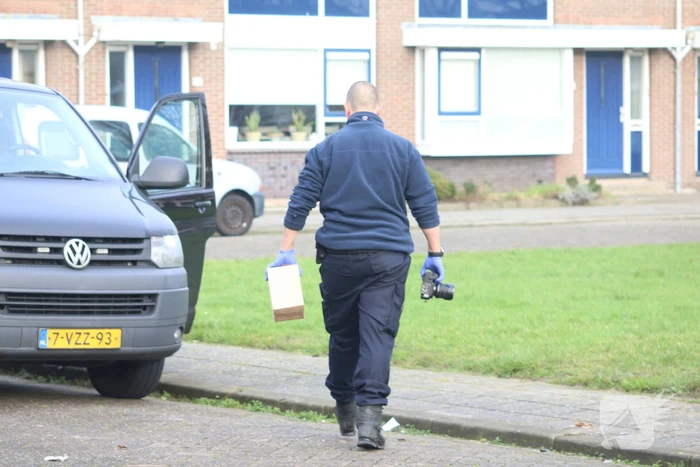 Auto vliegt in brand na harde knal