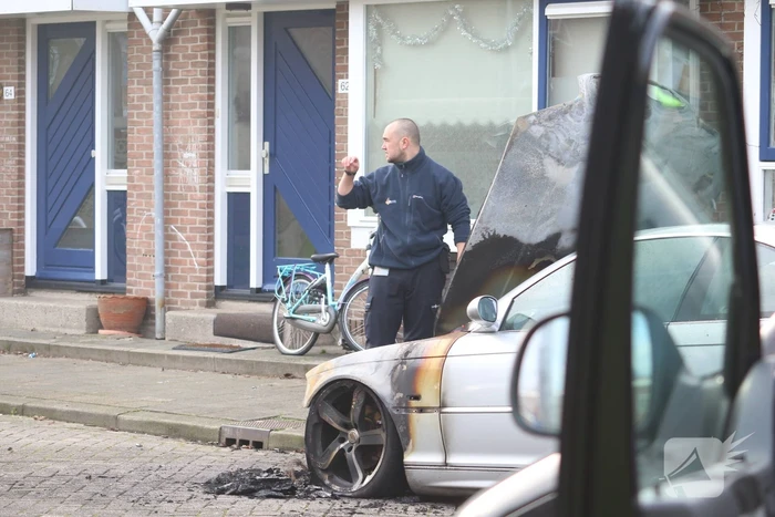 Auto vliegt in brand na harde knal