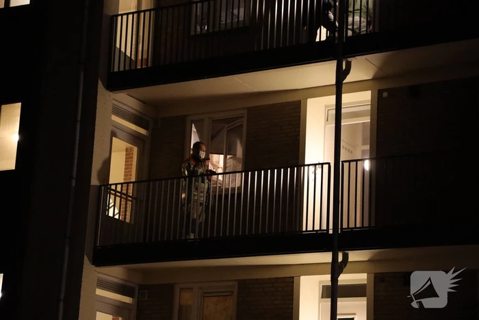 Brandweer ventileert woning na ruiken brandlucht