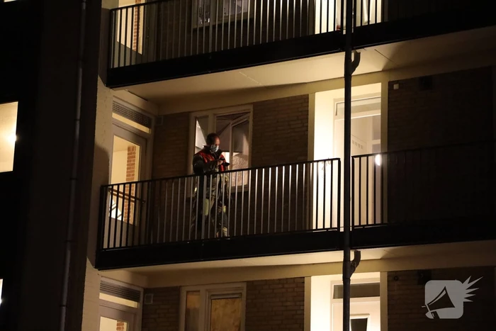 Brandweer ventileert woning na ruiken brandlucht