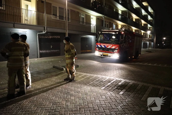 Brandweer ventileert woning na ruiken brandlucht