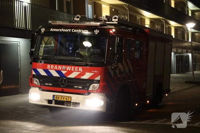 Brandweer ventileert woning na ruiken brandlucht