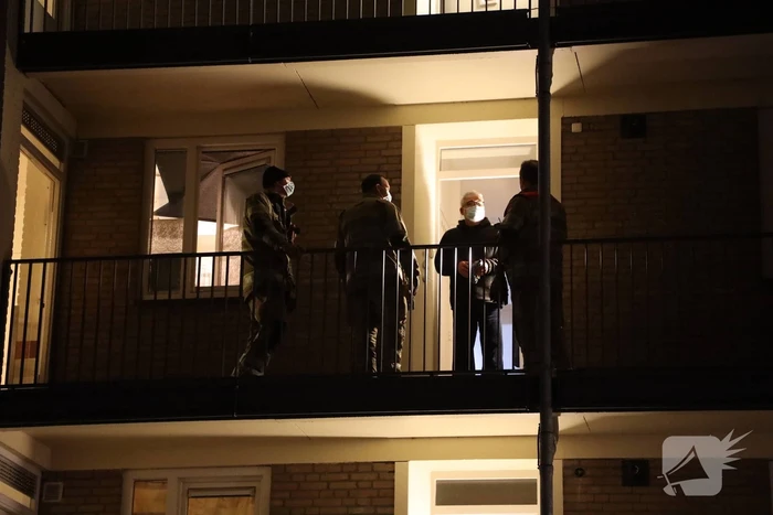 Brandweer ventileert woning na ruiken brandlucht