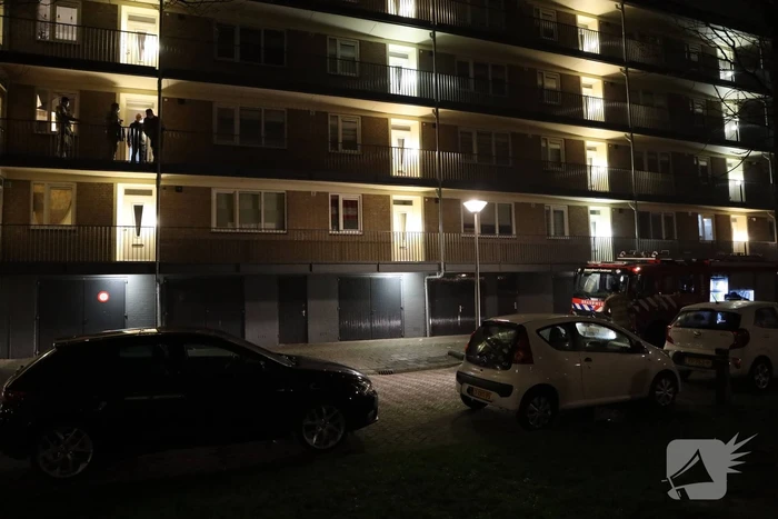 Brandweer ventileert woning na ruiken brandlucht