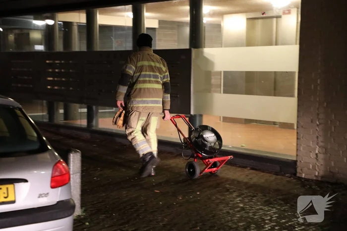 Brandweer ventileert woning na ruiken brandlucht