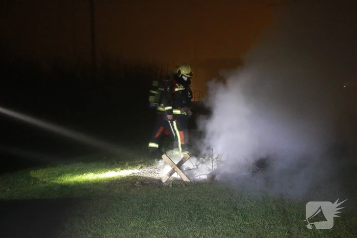 Meerdere kerstbomen in brand gestoken