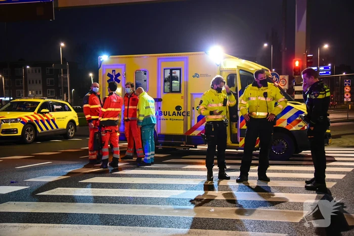 Automobilist zwaargewond bij botsing met verkeerslicht