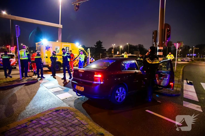 Automobilist zwaargewond bij botsing met verkeerslicht