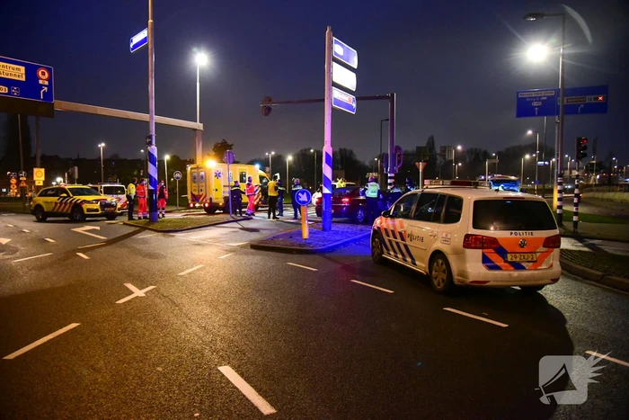 Automobilist zwaargewond bij botsing met verkeerslicht