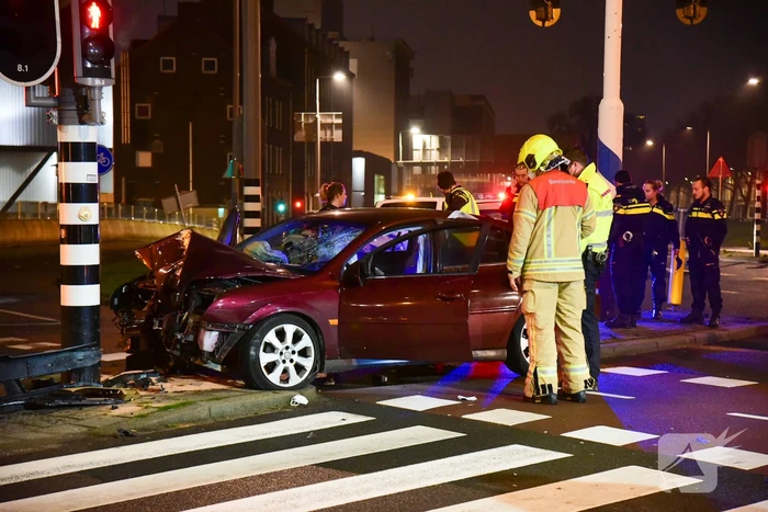 Automobilist zwaargewond bij botsing met verkeerslicht
