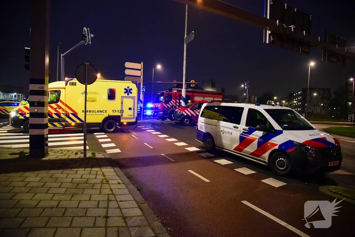 Automobilist zwaargewond bij botsing met verkeerslicht