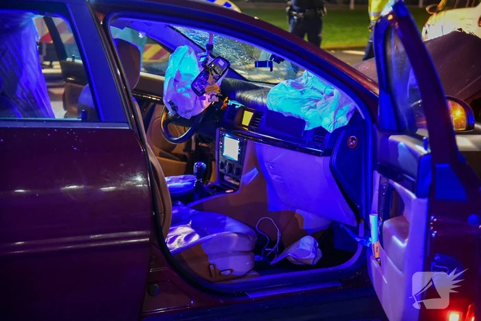 Automobilist zwaargewond bij botsing met verkeerslicht