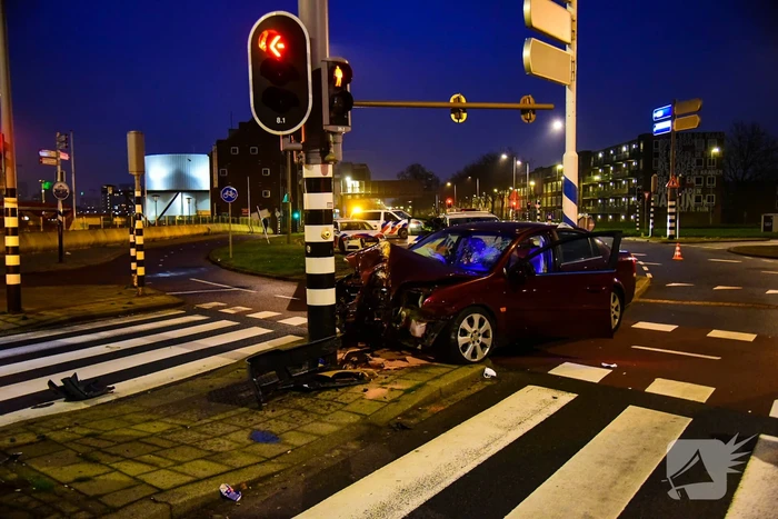 Automobilist zwaargewond bij botsing met verkeerslicht
