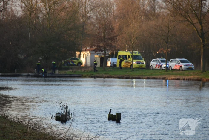 Visser ernstig gewond na val in water