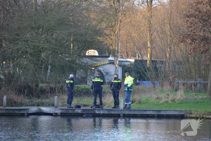 Visser ernstig gewond na val in water
