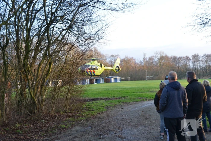 Visser ernstig gewond na val in water
