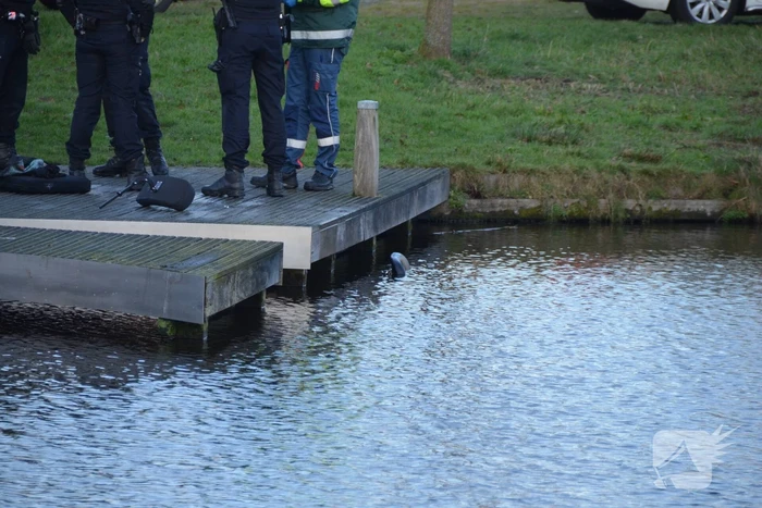 Visser ernstig gewond na val in water