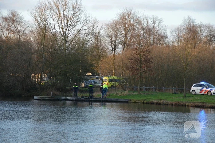 Visser ernstig gewond na val in water