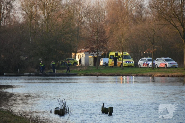 Visser ernstig gewond na val in water