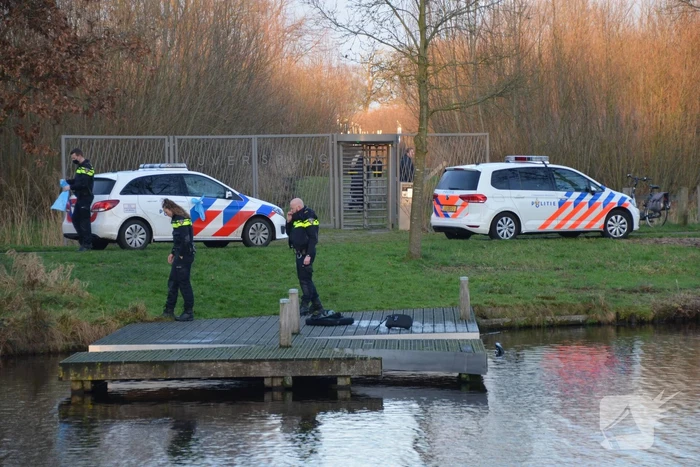Visser ernstig gewond na val in water
