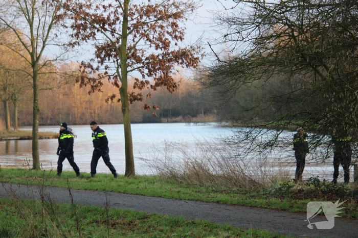 Visser ernstig gewond na val in water