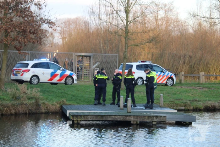 Visser ernstig gewond na val in water