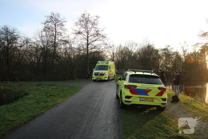 Visser ernstig gewond na val in water