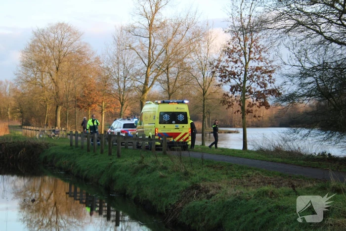 Visser ernstig gewond na val in water