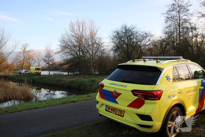 Visser ernstig gewond na val in water