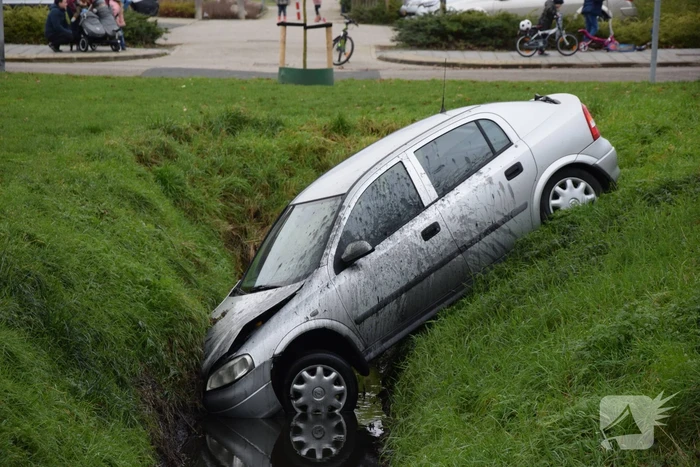 Automobilist belandt in sloot