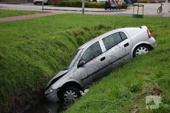 Automobilist belandt in sloot