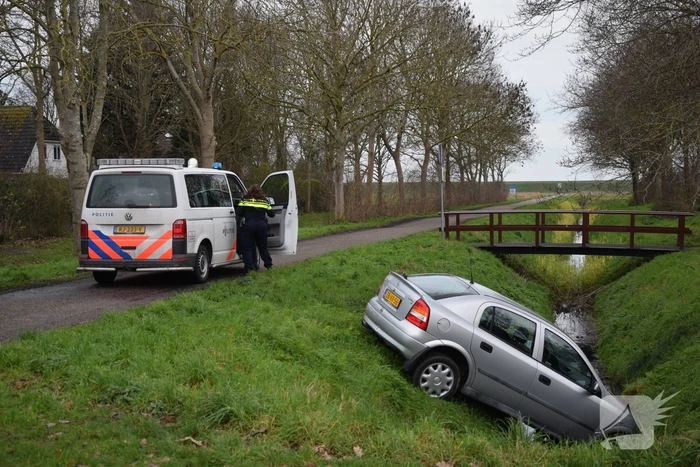 Automobilist belandt in sloot