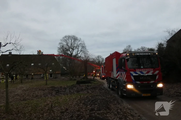 Brandweer controleert rietenkap na schoorsteenbrand