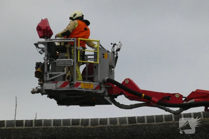 Brandweer controleert rietenkap na schoorsteenbrand