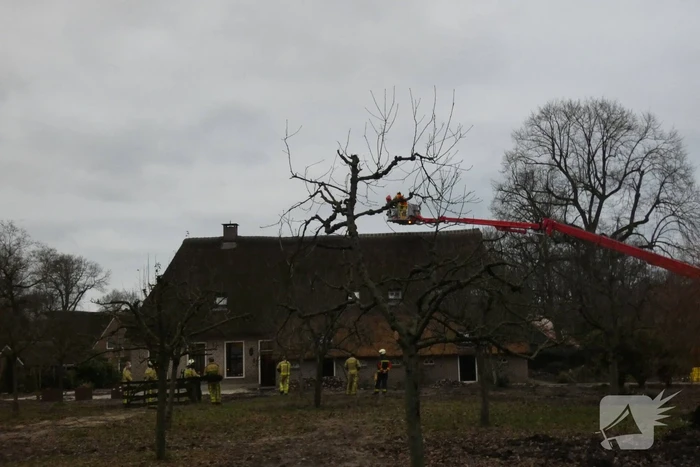 Brandweer controleert rietenkap na schoorsteenbrand