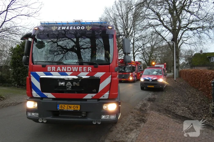 Brandweer controleert rietenkap na schoorsteenbrand