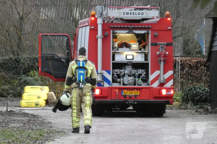 Brandweer controleert rietenkap na schoorsteenbrand