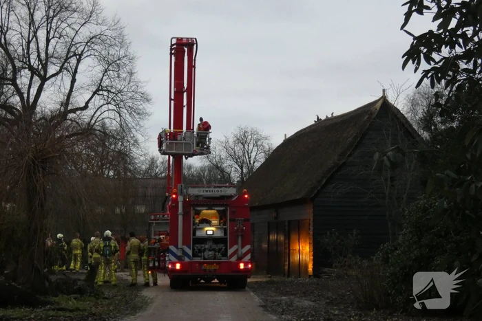Brandweer controleert rietenkap na schoorsteenbrand