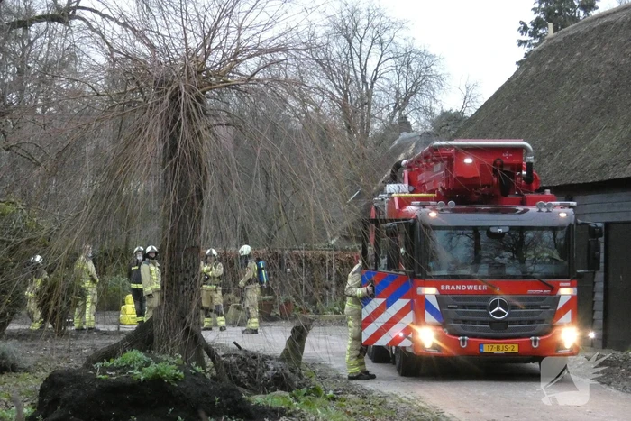 Brandweer controleert rietenkap na schoorsteenbrand