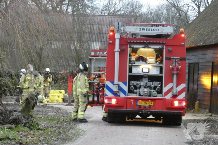 Brandweer controleert rietenkap na schoorsteenbrand