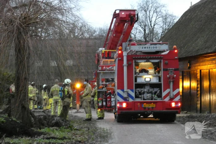 Brandweer controleert rietenkap na schoorsteenbrand