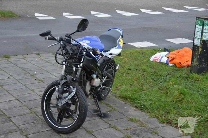 Twee personen gewond bij botsing met auto