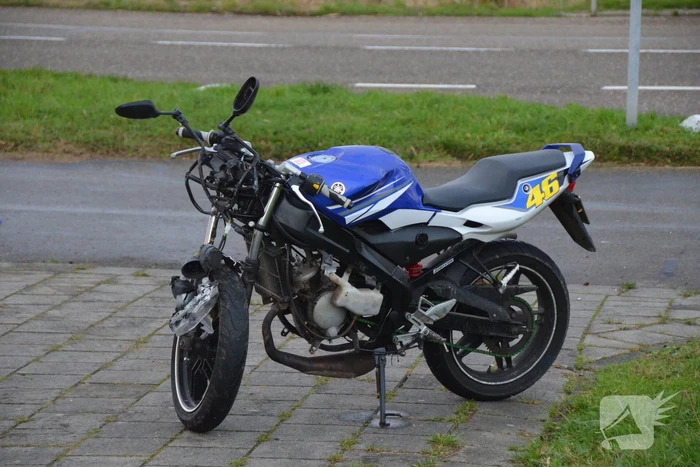 Twee personen gewond bij botsing met auto