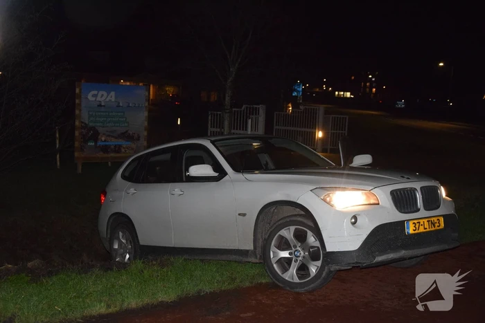 Auto belandt bijna in sloot