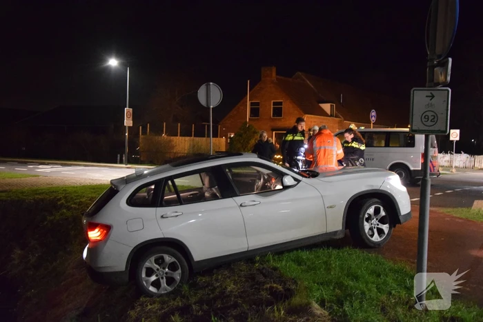 Auto belandt bijna in sloot
