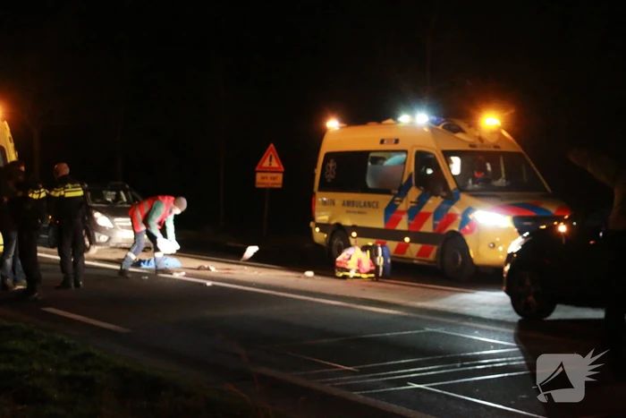 Persoon zwaargewond bij botsing met auto