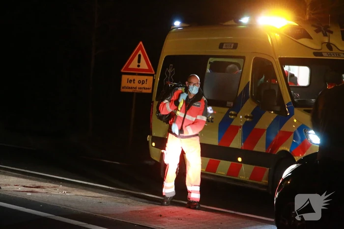 Persoon zwaargewond bij botsing met auto
