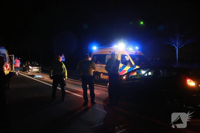 Persoon zwaargewond bij botsing met auto
