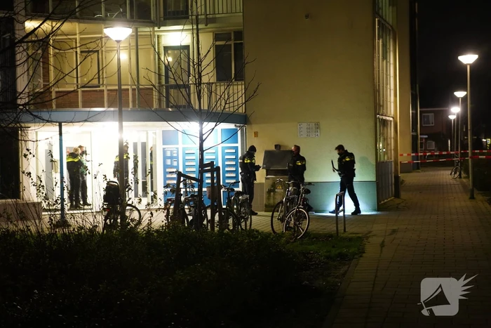 Arrestatieteam valt flatwoning binnen