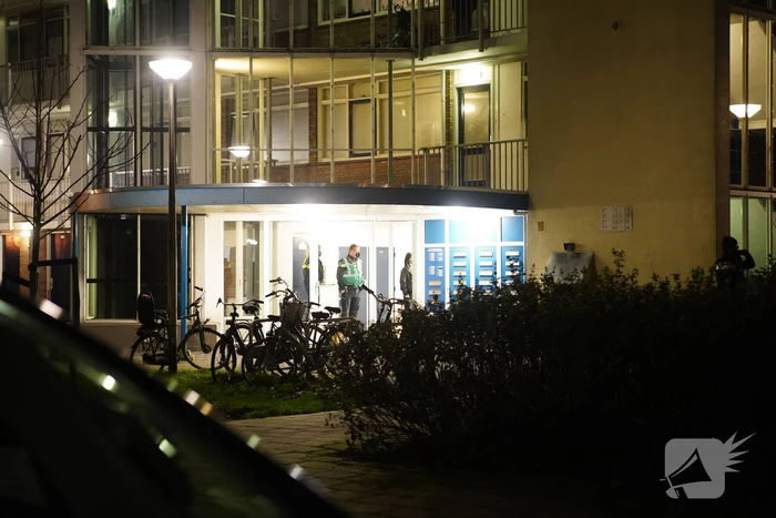 Arrestatieteam valt flatwoning binnen